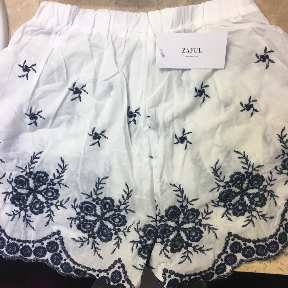 Crop top and shorts - Picture 3 of 6